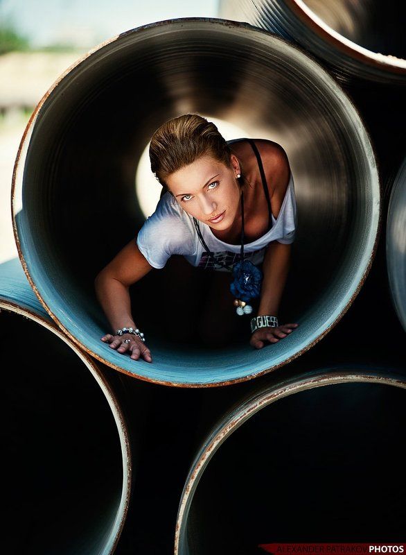 девушка, труба впередphoto preview