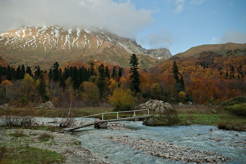 деревянный мост, лагонаки, река белая, осенние горы Мостик на горной рекеphoto preview