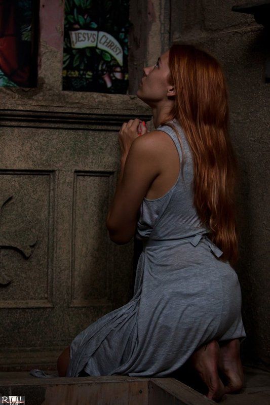 молитва, часовня, модель, девушка, рыжая, даша, витраж Молитваphoto preview