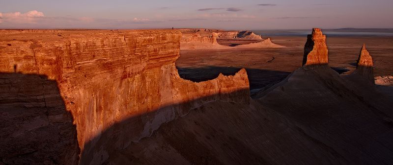 устюрт, боз-жира, казахстан, закат Моя тень и мой друг в объятьях Устюртского закатаphoto preview