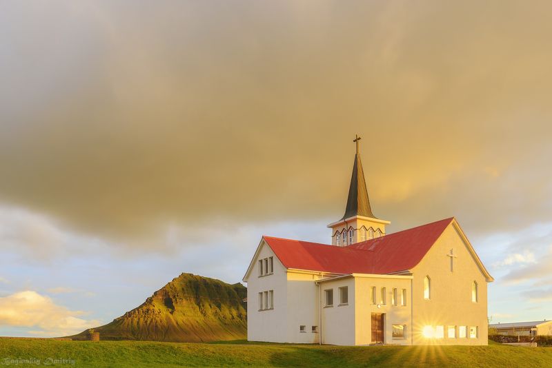 Церковь в городе Грюндарфьёрдюрphoto preview