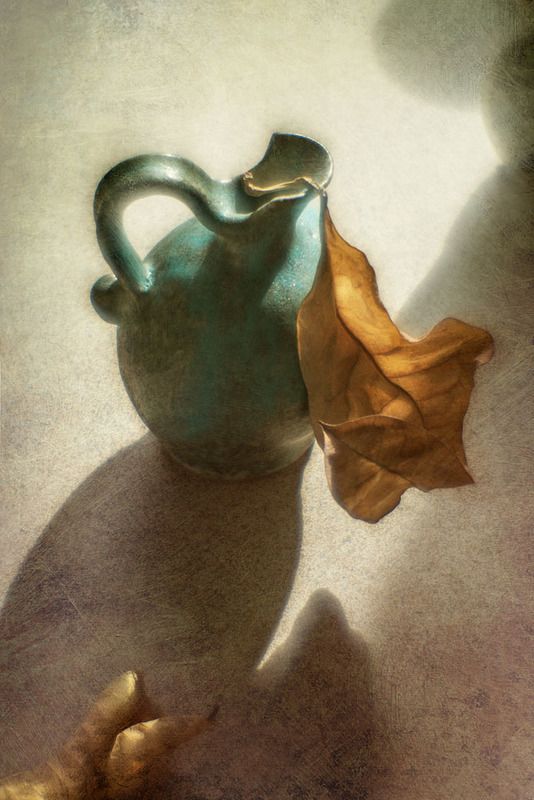 осенний, лист, сухой, упавший, кувшин, керамический, желтый, оранжевый, синий, свет, тени, стол, осень, теплый, акварель Осенний листphoto preview