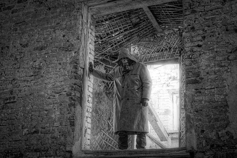 апокалипсис, противогаз, разруха, сталкер, человек, чб сталкерphoto preview