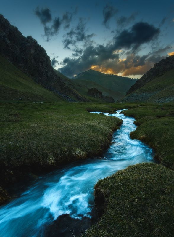 киргизия, кыргызстан, средняя азия, горы, каньон, скалы, пейзаж, весна, ущелье, река, закат Горная рекаphoto preview