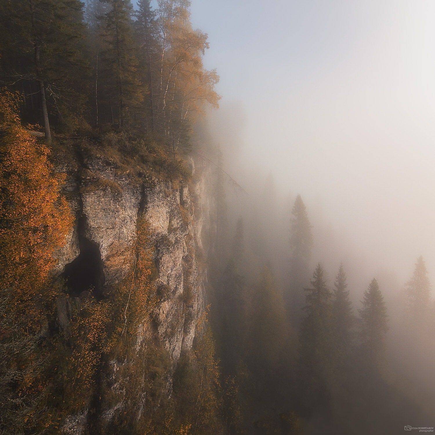 Туманное утро на Усьвенских столбах. Автор: Антон Кошетаров усьвинские столбы, усьва, рассвет, туман,скала, тропа, пермский край, свет,, Антон Кошетаров