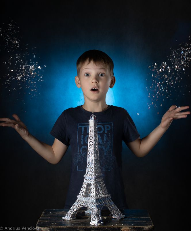 Эйфелева башня из картонаphoto preview