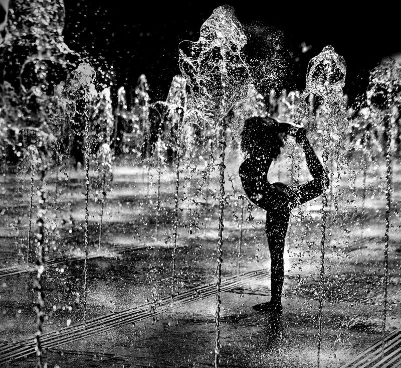 фонтан, гимнастка, чёрно-белое New sculpture for the fountain...photo preview