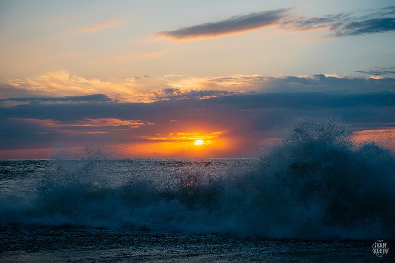 море,закат,шторм,волны,волна,пейзаж,свет,солнце,вечер,облака,вода,горизонт,туризм,пляж,отдых Закат и волныphoto preview