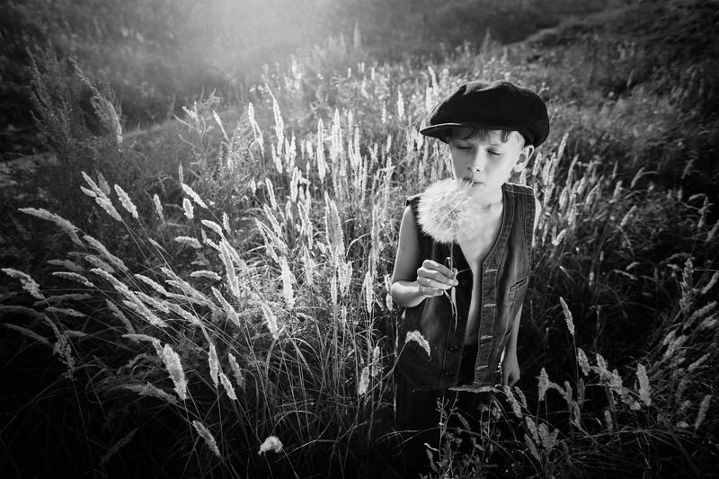 Мальчик с большим одуванчикомphoto preview