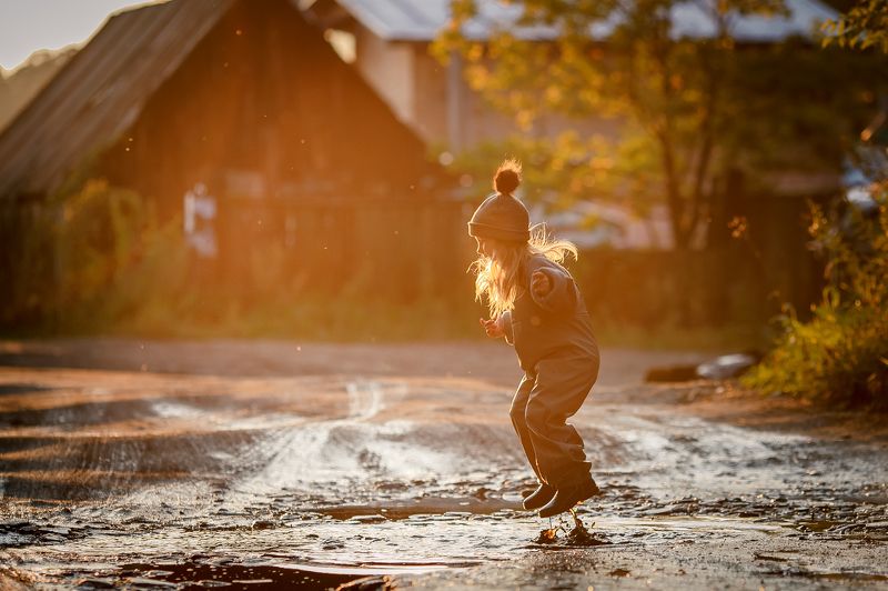 #девочка #лужи #домик #солнце #детство #юлиядин #прыгать По лужам))photo preview