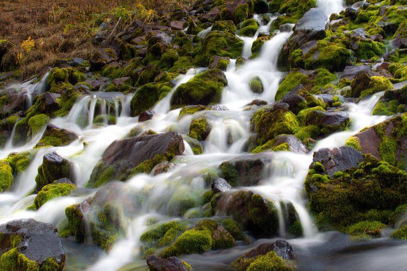 горы, природа, пейзаж, вода, река, мох Река выходит из-под землиphoto preview