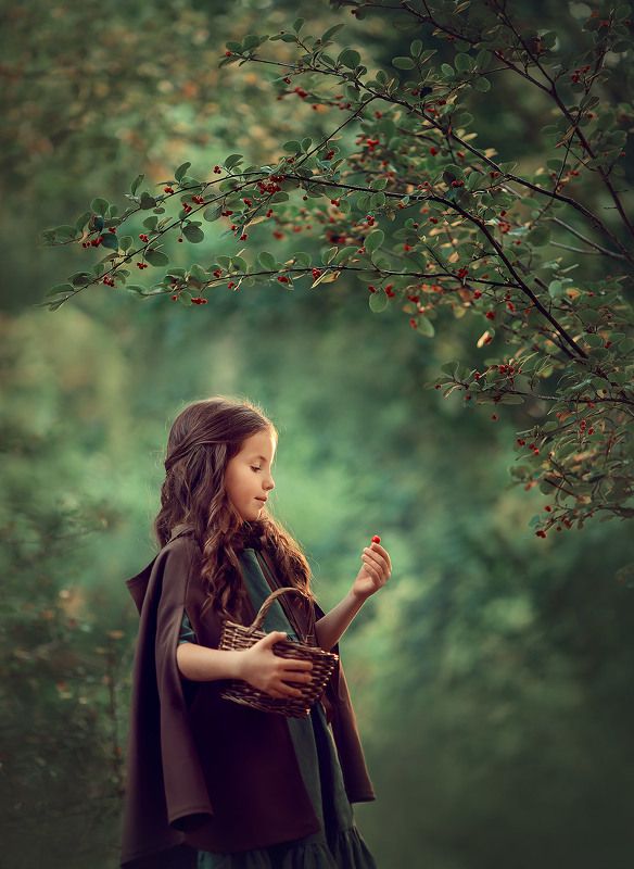 детский фотограф, семейный фотограф, фотограф для девочки, детское фото, девочка, лес ягодыphoto preview