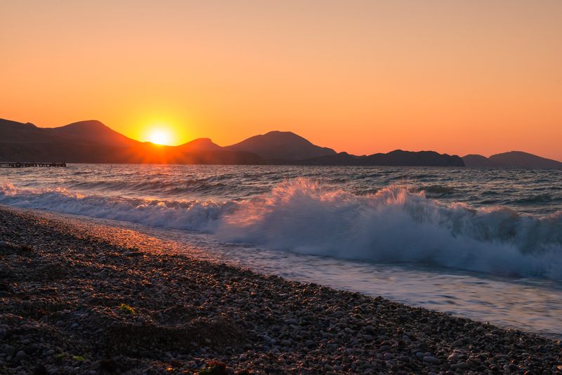 крым, коктебель, море, рассвет, солнце, горы, утро, волны, шторм Где струится в волнах золочёных небес канительphoto preview