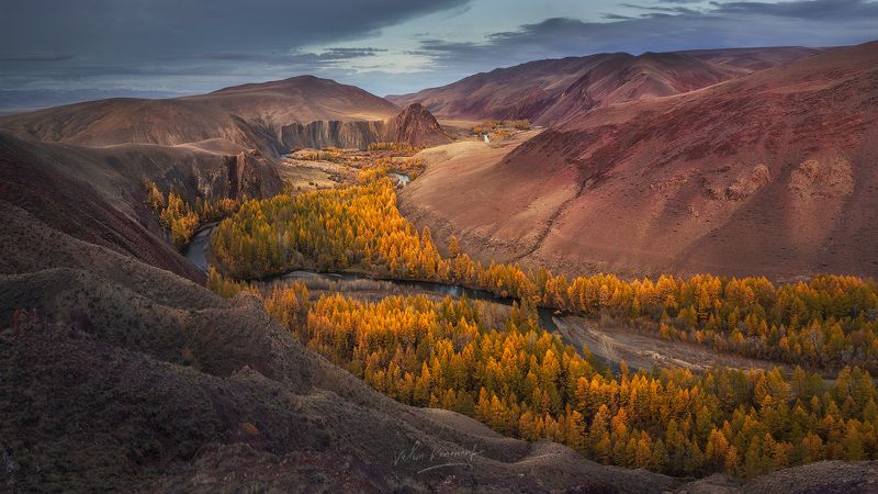 Красные скалы урочища Кок-Коря. Алтайphoto preview