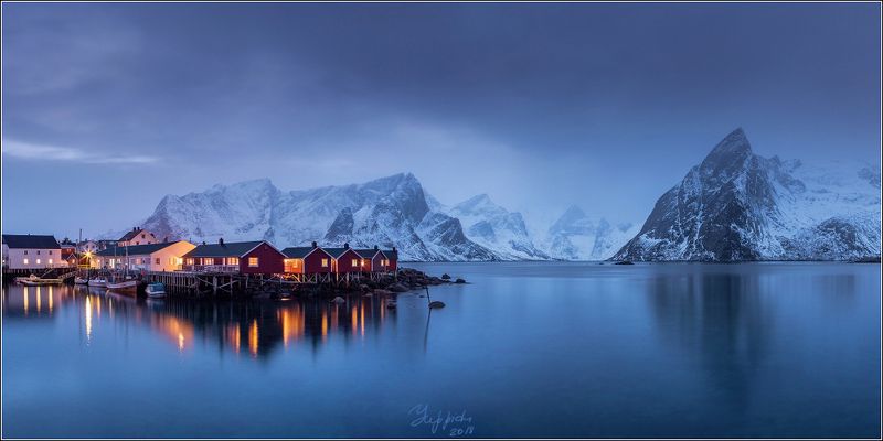 Норвежский пейзаж с кабинами и горойphoto preview