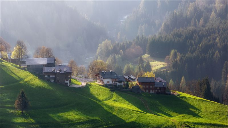доломитовые альпы,италия,лето,деревня,val fiorentina,свет,деревенский пейзаж,утро. Летний рассвет фото превью