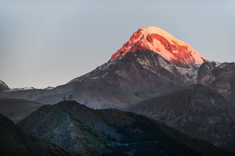 Гергетская церковь на фоне пылающего Казбекаphoto preview