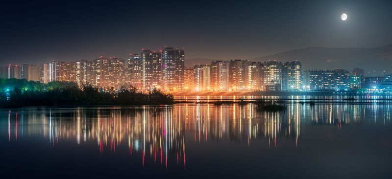 пейзаж, город, архитектура, микрорайон, здание, район, река, вода, отражение, огни, свет, луна, ночь, панорама, фонари, деревья, блики, светится, горы, широкий, большой, высокий, красноярск, сибирь, енисей Лунные ночи в «Белых росах»photo preview