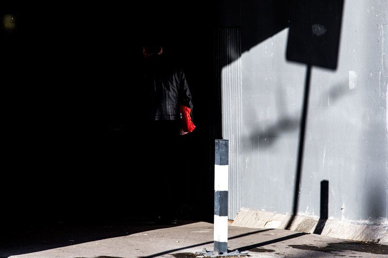 город, улица, Москва, свет, тень, человек, люди, цвет, красный, жанр, уличноефото, ***photo preview