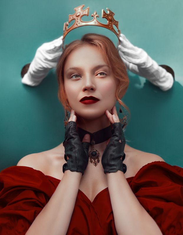 сказка, корона, красота, власть, королева, платье, руки, ретушь Коронаphoto preview