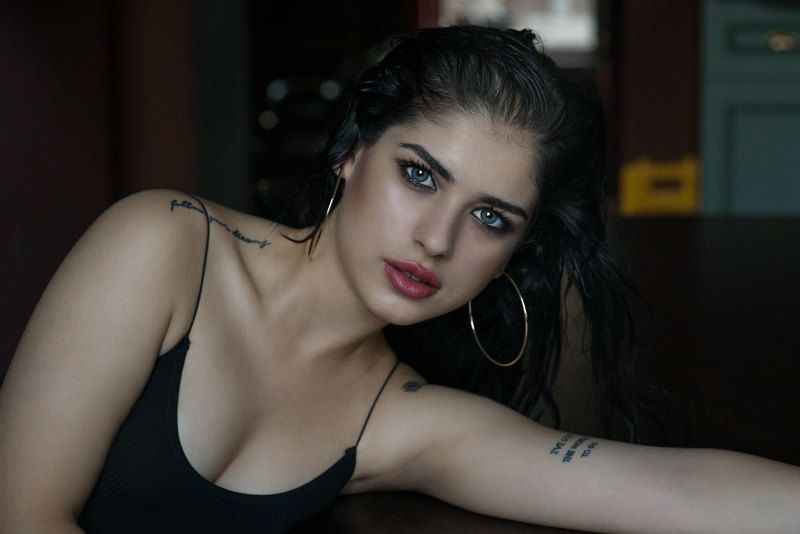 portrait Sude фото превью