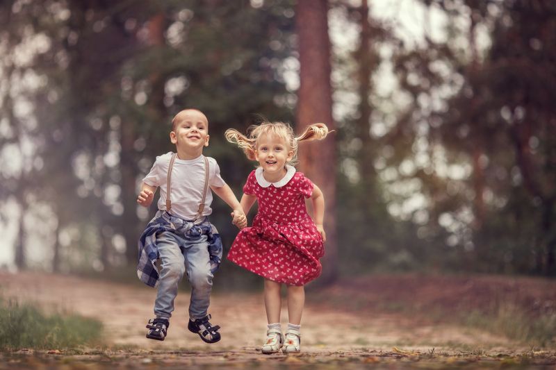 дети счастье прыжки  photo preview