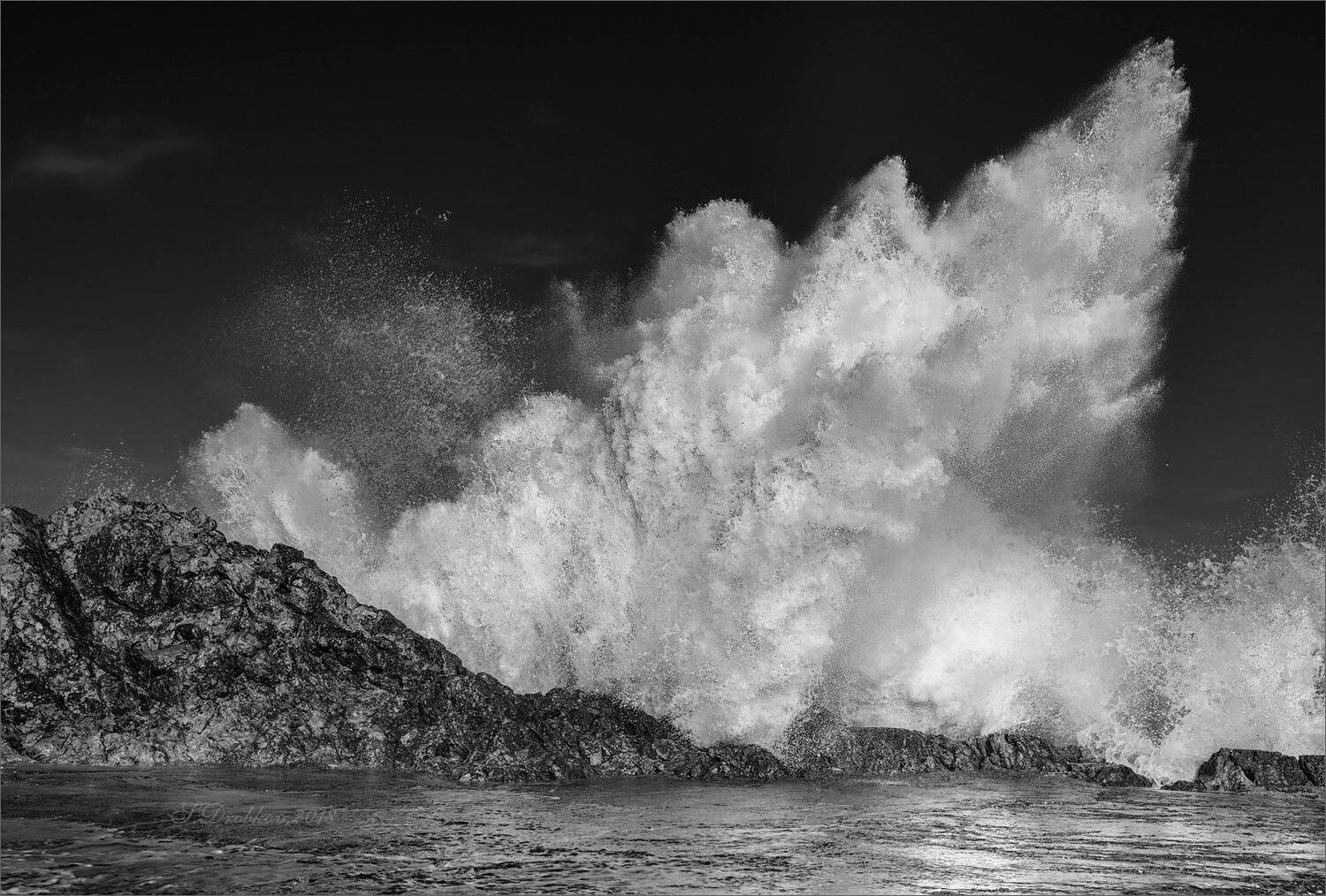 Белый огонь. Автор: Sergey Drobkov скалы, закат, осень, облака, небо, пейзаж, море, Sergey Drobkov