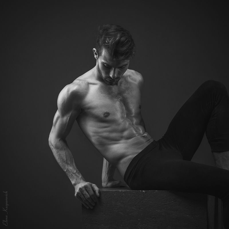 мужской портрет, низкий ключ, чб photo preview