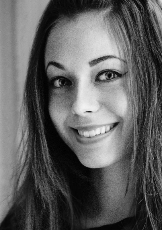 Девушка улыбаетсяphoto preview