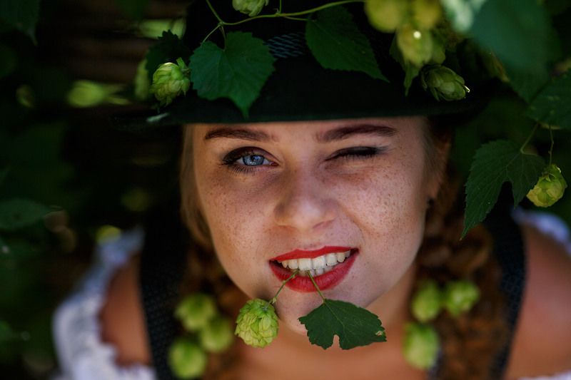 girl, hops, bavaria, tradition, national, sunflower, germany, beer, actress, theatre dans un jardin ivrephoto preview