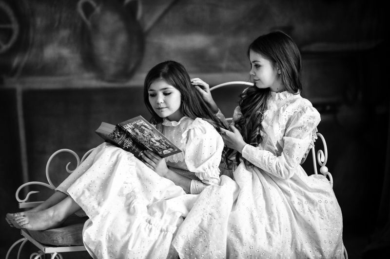 портрет, чернобелое фото, девочки, модели, за чтением, книга, поздним вечером, студия, фотосессия photo preview