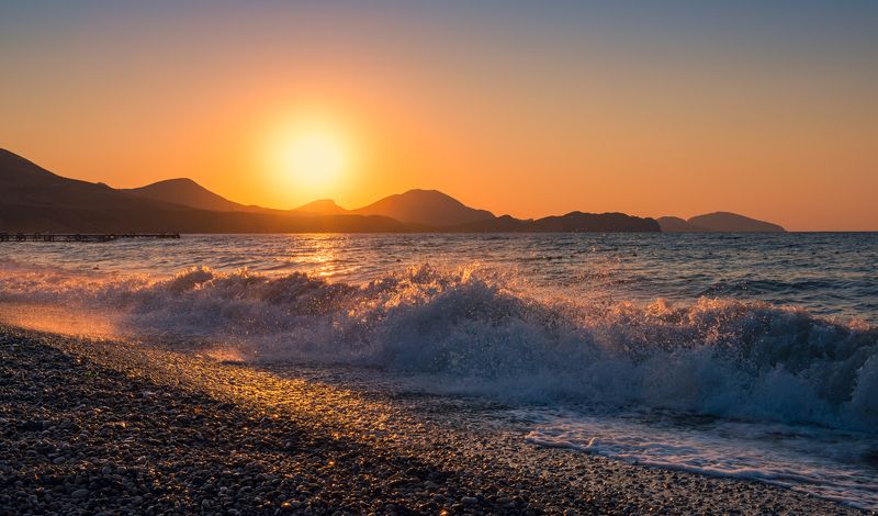 крым, коктебель, море, рассвет, солнце, горы, утро, шторм, волны И море древнее, вздымая тяжко гребни, кипит по отмелям гудящих берегов(М. Волошин)photo preview