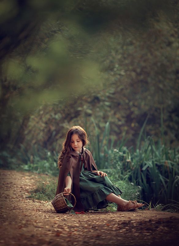 девочка, лес, вечер, ягоды, детская фотосессия, портрет, природа, Ягодыphoto preview