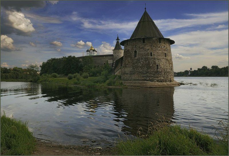 псков, кром, река, пскова, великая, сторожевая, башня, плоская, кутекрома, собор, троицы, живоначальной, пейзаж На страже земли русскойphoto preview