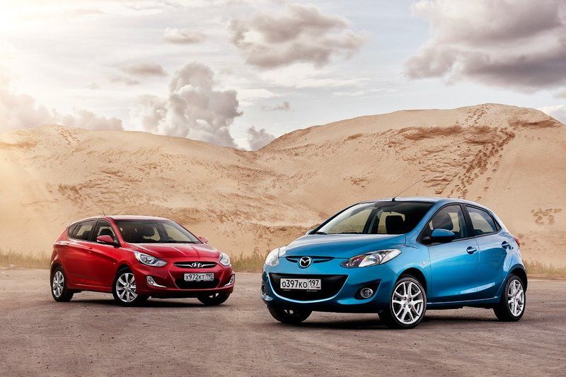 автомобиль, авто Mazda 2 и Hyundai Solaris. Staticphoto preview