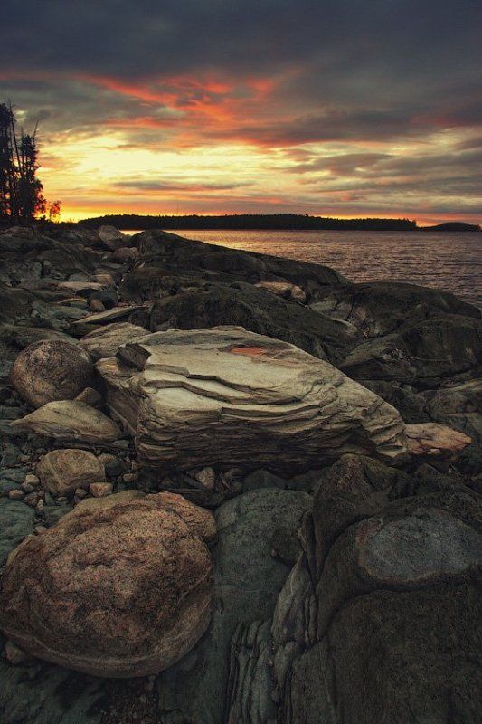 россия, карелия, пейзаж, озеро, закат, камень, берег, лес, небо, вода, dyadyavasya Закатная фотография с камнемphoto preview
