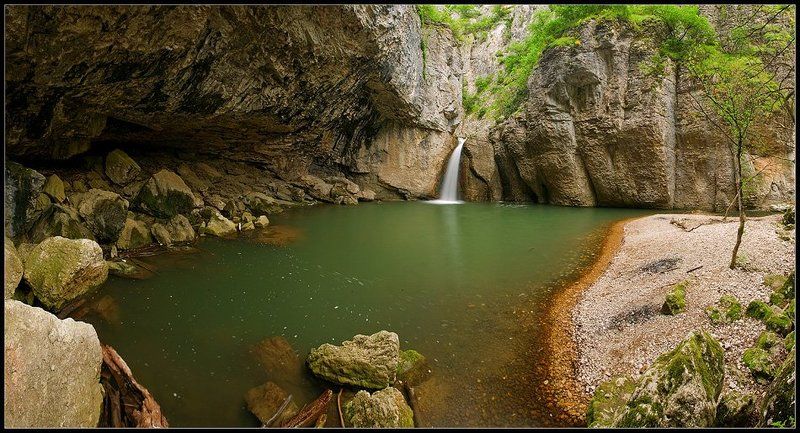 Momin skok waterfallphoto preview