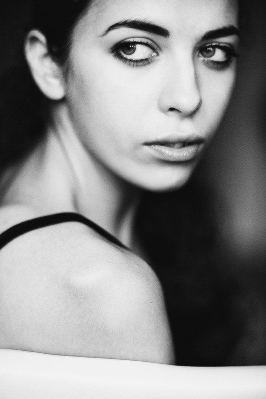 портрет,чб,девушка,глаза портрет девушкиphoto preview