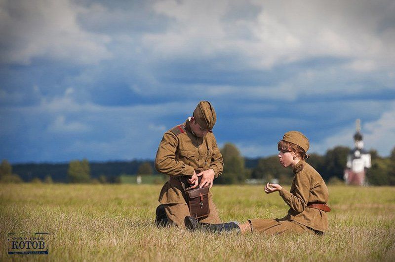 солдат, воин, поле, форма, небо, еда, обед, тишина, мужчина, женщина, любовь, забота В минуты затишьяphoto preview