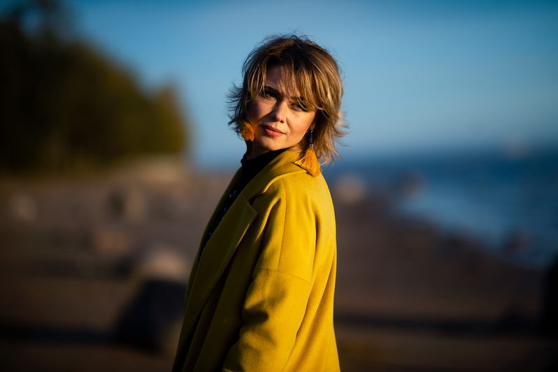 желтое пальто осень девушка photo preview