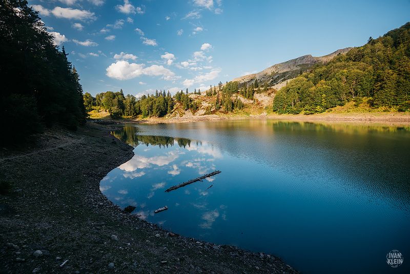 озеро,вода,отражение,природа,горы,пейзаж,грузия,туризм,путешествие,ягода,деревья,небо, Озеро \