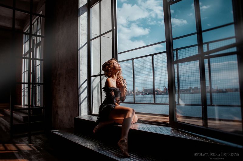 портрет лето солнечныелучи воздухвкадре девушка окно вода теплоphoto preview