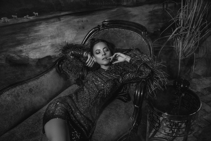 страсть томная девушка италия платье перья стразы губы негаphoto preview