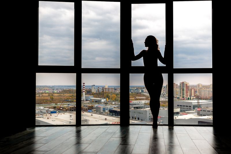окна, женщины, силуэт, люди, женщины, один человек, закрытый, с подсветкой, глядя через окно, образа жизни, взрослый, красивый, бизнес, городские сцены,   архитектура, современный В Челябинскеphoto preview