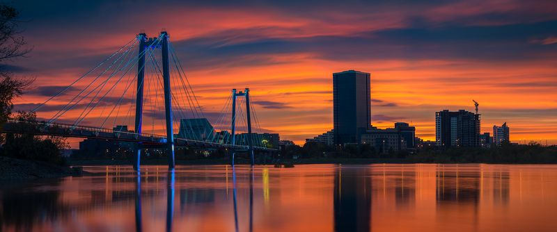 пейзаж, природа, город, архитектура, красноярск, енисей, сибирь, мост, вантовый, подсветка, берег, набережная, свет, краски, отражения, река, закат, большой, высокий, небоскреб Город на большой рекеphoto preview