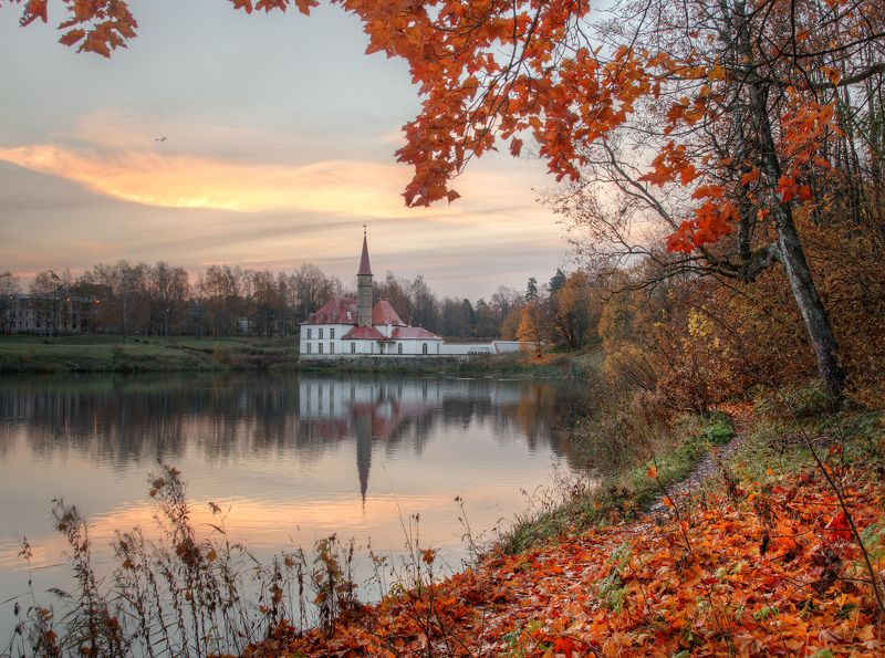 Приоратский дворец. Октябрь. Гатчинаphoto preview