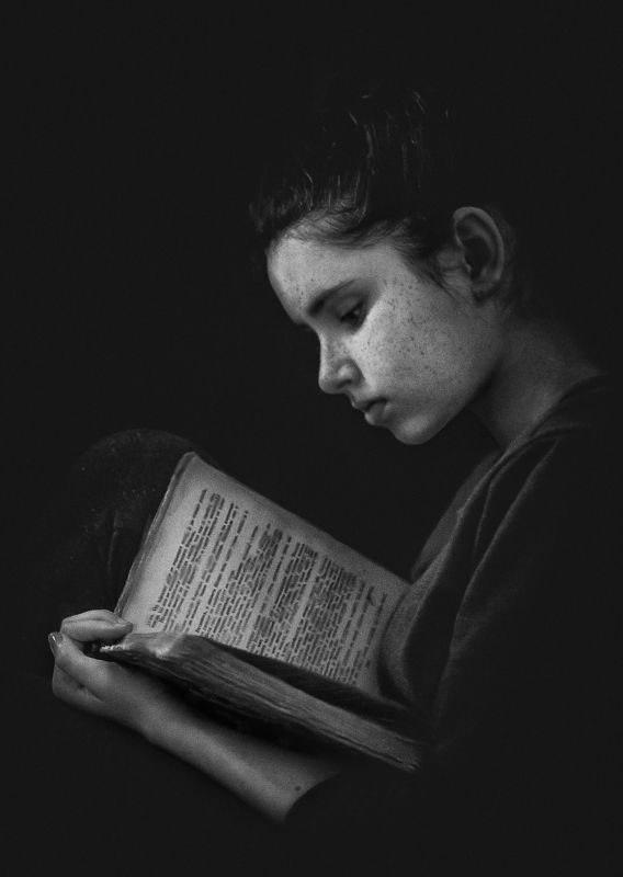 чернобелое фото, девушка, чтение, книга За чтениемphoto preview