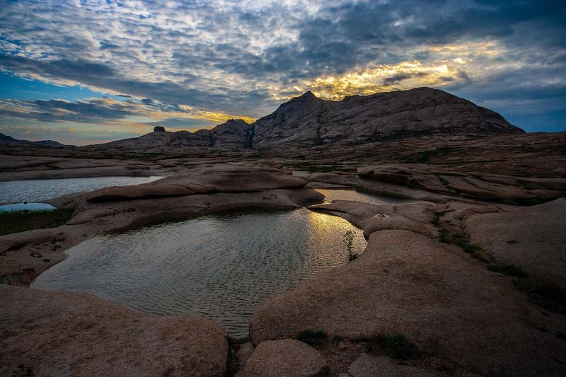 Рассвет, гора, гранит, Бектау, Бектау-Ата, Казахстан, цветок, лужа, темное небо Первые лучиphoto preview