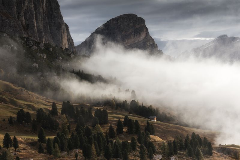 италия, доломиты, туман, утро, рассвет, осень, горы Туманное утро на перевале Селлаphoto preview