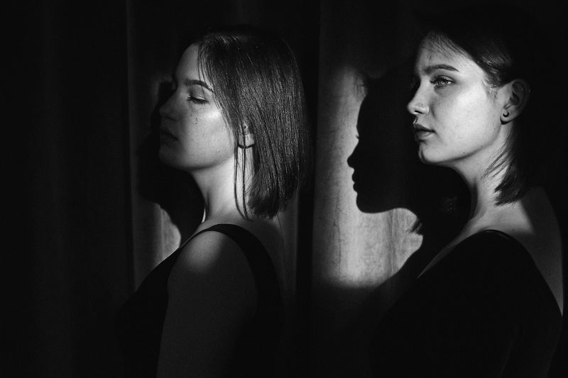 чб фото, натуральность, женский портрет, двойняшкиphoto preview